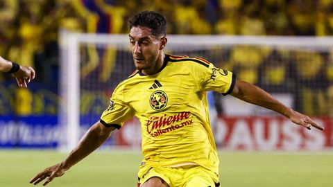 El central uruguayo Sebasti�n C�ceres apunta al Celta.