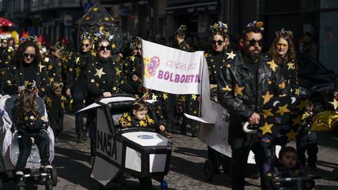 El multitudinario desfile escolar de entroido de Xinzo llen las calles del municipio