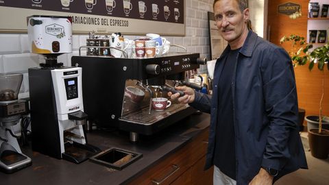 cafe.Nacho Gómez, de Siboney: «En locales similares, vendo más cafés aquí que en Vigo, es un ritual y un acto social»