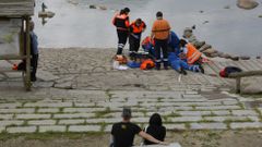 Imagen de archivo. Un equipo de urgencias sanitarias atiende a una persona infartada. 