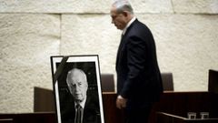 Netanyahu pasa junto a un retrato del primer ministro Isaac Rabin, durante una ceremonia por el aniversario de su asesinato.