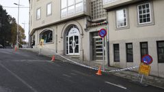 Colocacin de seales en la calle Touro para la futura parada del autobs urbano