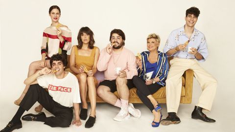 El elenco principal de la serie Paquita Salas, que ahora incluye a Terelu Campos, retratado con Los Javis