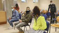 Samuel Jim�nez, en el centro, junto a los otros dos acusados, su hermana Estefan�a y el que era su novio, Christian Barrul