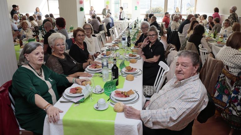 Comida-baile ben&eacute;fica a favor de la AECC en Foz