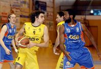 Juanchi Orellano protege el bal�n ante Nared en el partido que el Xuven jug� ante el Zamora.