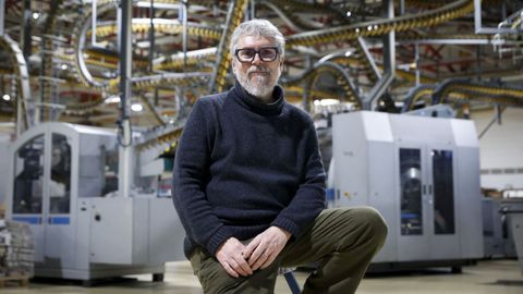 Iv�n Ferreiro en la rotativa en la que se imprime La Voz.