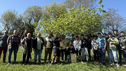 Alumnos y representantes del Concello de Narón en la entrega de las cajas nidos para aves y murciélagos