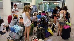 Un precedente, el pasado 17 de junio. Ese d�a, Vueling dej� tirados toda la noche en el aeropuerto de El Prat a un grupo de alumnos coru�eses de entre 15 y 16 a�os