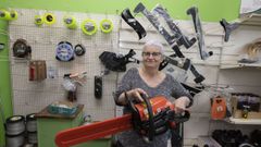 Agroferreter�a Cerceda. En la Avenida de Galicia. Las motosierras son algunos de sus productos estrella, aunque tambi�n venden todo tipo de piensos