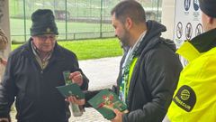 Carlos Morandeira entregando uno de los pines que el Racing regal� a sus abonados.