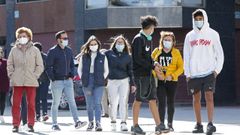 Gente con mascarilla en una calle de Pontevedra