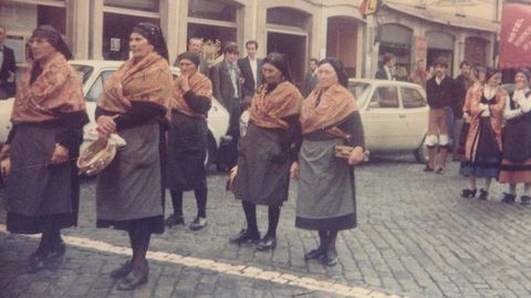 Pandeireteiras de Mens. Debido ao requisito da RAG de ter que levar máis de dez anos falecidas para poder ser homenaxeadas, entran netras Letras Galegas Teresa García, Manuela Lema, Prudencia e Asunción Garrido. Mais tamén hai que lembrar a Adela Rey e a Teresa Lema.