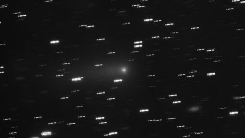 Esta imagen del cometa interestelar 3I/ATLAS fue tomada el 18 de febrero de 2026 con el instrumento FORS2, instalado en el Very Large Telescope (VLT) de ESO. Es una compilaci�n de varias im�genes que abarcan 13 minutos. A medida que el cometa se desplaza por el cielo, las estrellas aparecen como estelas en el fondo.