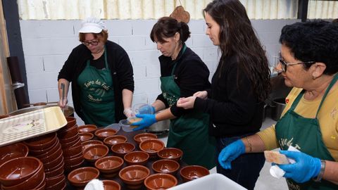 La Asociaci�n de Veci�os de Labacengos prepara la fabada en la Feira das Fabas que organiza el Concello de Moeche