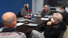 De espaldas, Jos� Otero, y, de izquierda a derecha, Jos� Manuel Orriols, Sergio L�pez, Miguel Neira y Abelardo Basanta, en la grabaci�n del programa Viaje con Nosotros dedicado al pescado de Burela, que emitir� RadioVoz este viernes y este s�bado 