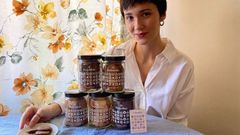 Laura Cstro, con algunos de los botes de galletas Perusi�as