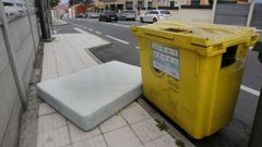Imagen de archivo de un colch�n tirado en una calle de Vilagarc�a