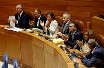 Parlamentarios aplauden a Pachi V�zquez en la sesi�n celebrada ayer en Santiago.