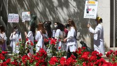 PROTESTA DE FUTUROS RESIDENTES EN MADRID. El Ministerio de Sanidad ha decidido que el acto de eleccin de plazas de este ao no sea presencial, sino que los aprobados en el mir manden un listado de las plazas a las que optan, por orden. Ayer, los futuros residentes se manifestaron en Madrid contra la decisin del ministerio y dijeron que pueden quedar miles de plazas desiertas. czaro de luca europa press