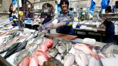 Magnfico pescado el que mostraba esta profesional de su amplio surtido en la plaza de Pontevedra (imagen de archivo)