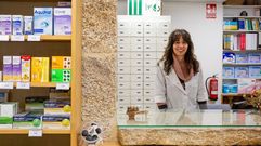 Mari�a B�a, de 33 a�os y natural de Mora�a, en la botica que acaba de comprar en Carballedo (Cotobade).