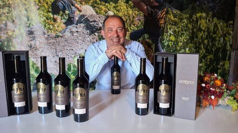 Víctor Rodríguez posa con botellas del vermú que salió este año al mercado