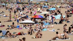 Decenas de ba�istas, en la playa de San Lorenzo de Gij�n