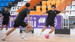 Charly encara a Pitero en uno de los entrenamientos de esta pretemporada