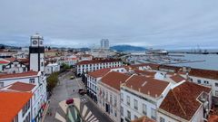 La torre de la iglesia de S�o Sebasti�o encabeza la vista de la costa de Ponta Delgada.