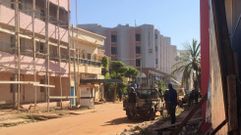 Soldados de Mali, en el exterior del hotel Radisson, tomado por yihadistas