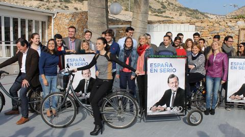 Andrea Levy se�al� que votar a Ciudadanos es un �alto riesgo� porque puede dar la Moncloa a S�nchez, un �Zapatero dos�. Otros dirigentes alertaron de un �pacto de perdedores� para desalojar a Rajoy.
