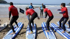 Clases de surf en la playa de Pant�n, en una imagen de archivo