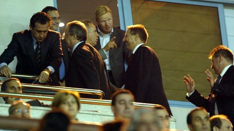 Koeman, en el palco de Balados en el 2003