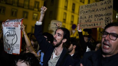 Numerosas personas protestaron ante el Parlamento de Portugal contra la violencia policial