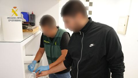 Fotografa facilitada por la Guardia Civil de la detencin de Karim El Baqqali