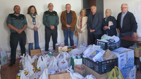 El acto de entrega de los alimentos se llev� a cabo ayer en la sede de C�ritas de A Laracha.
