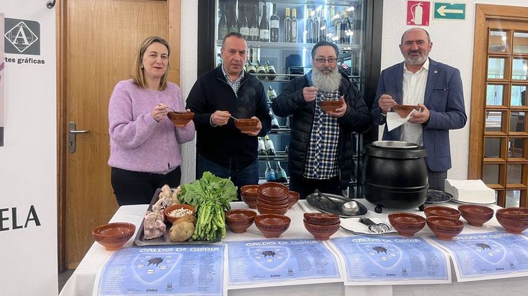 M�riam Louzao, Jos� Quint�ns, Lois L�pez e Anxo Angueira presentaron a iniciativa do caldo de gloria no CIFP Compostela