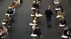 Aspirantes a las plazas durante el examen te�rico celebrado en el pabell�n de A Pinguela