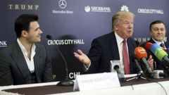 Trump, escoltado por Emin Agalarov y por su padre Aras (dos de las personas clave en el caso Rusiagate), en Mosc� en el a�o 2013