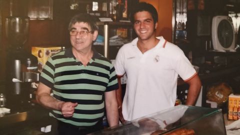 Marcos González, campeón de España de baristas, con su padre en el desaparecido bar Belén de Vigo