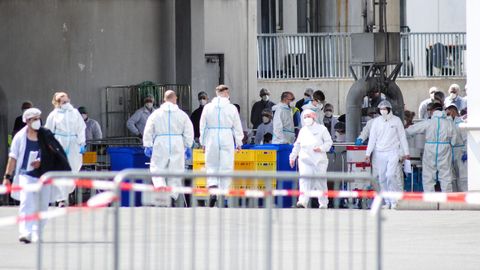 Toma de muestras de trabajadores de la empresa c�rnica alemana en la que se localiz� un foco de infecci�n