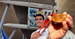 O lice�sta Ant�n Paz posou onte no Centro Galego de Vela coa s�a medalla en Pek�n e baixo o catamar�n co que acadou a gloria.