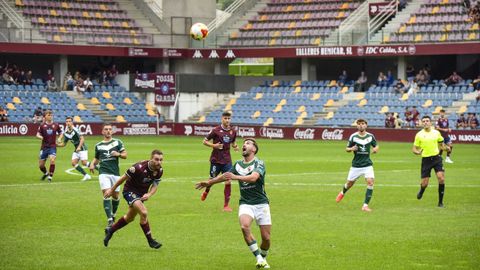 Bastantes calvas en el estadio de Pasar�n, este s�bado, en el primer partido de la temporada entre el Pontevedra y el Cacere�o