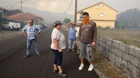 Vecinos del pueblo de Lornís entre el humo del incendio