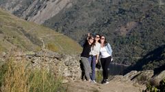 Sober  un dos municipios mis coecidos e visitados da Ribeira Sacra. Na imaxe, unhas turistas fanse unha foto nunha via de Doade, co Cann do Sil ao fondo