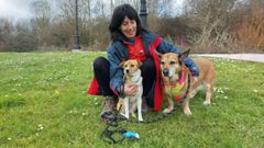 Estefan�a Carranza junto a Lina, su perra, y Mara, a la que cuida en su guarder�a de d�a.