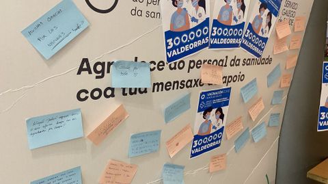El tabln de los agradecimientos. Despus de recibir la vacuna, toca esperar 15 minutos. En el hospital de O Barco la espera se hace en la sala de la entrada, en la que han colocado un tabln en el que los pacientes escriben mensajes a los sanitarios.