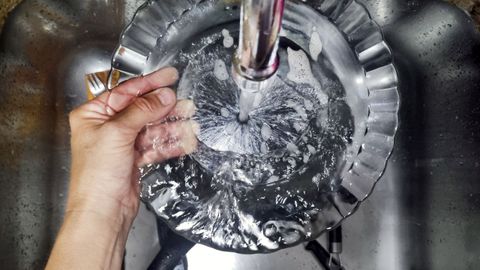 Imagen de archivo de una persona utilizando agua del grifo en su hogar