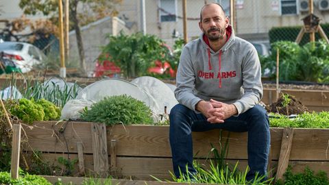Jos Luis Fernndez Casadevante, 'Kois', posa en un huerto urbano.